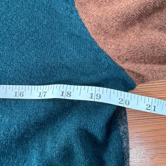 New JCrew Cashmere crewneck in colorblock - Picture 4 of 4